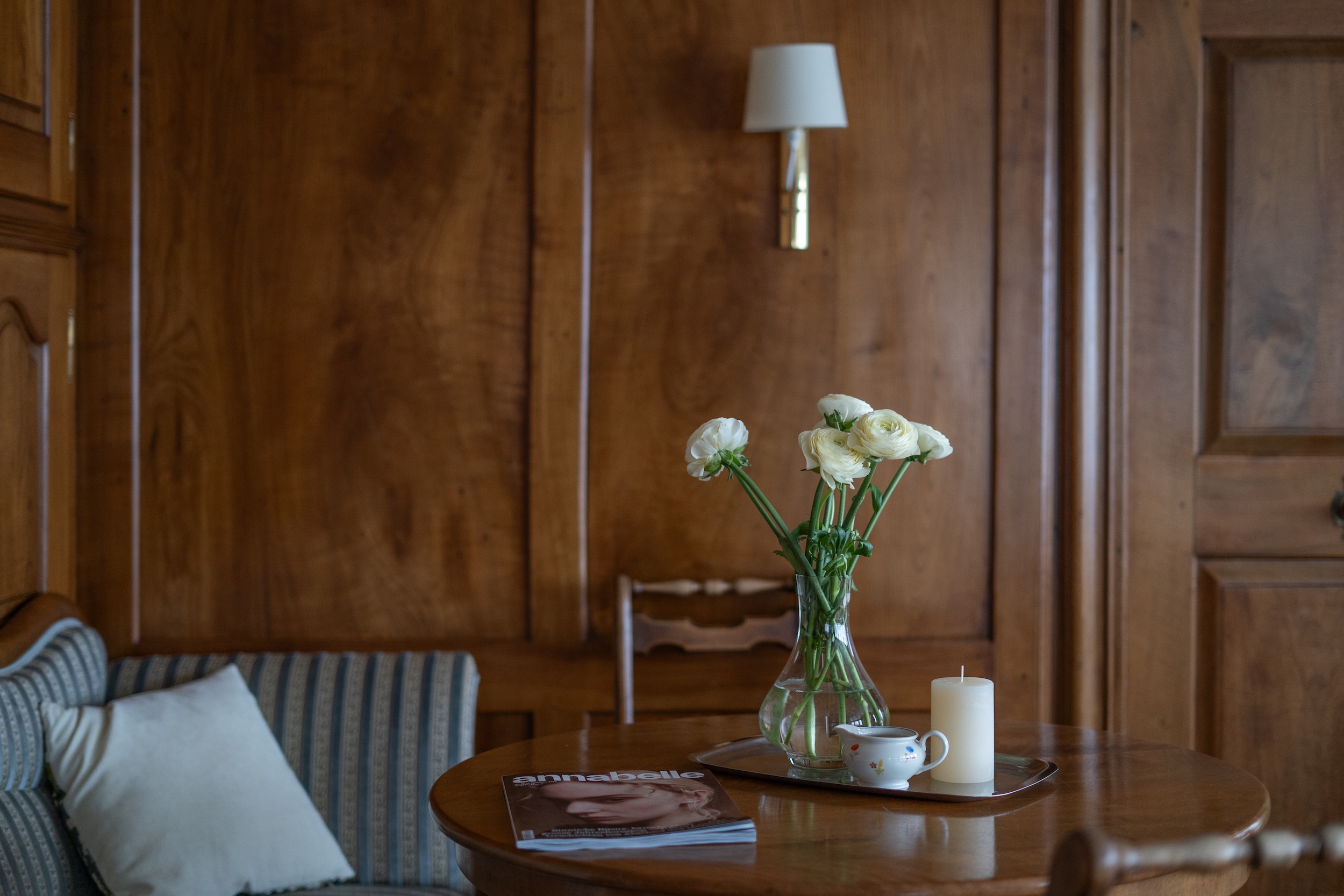 Weisse Blumen auf einem Tisch im Kafi Blumi